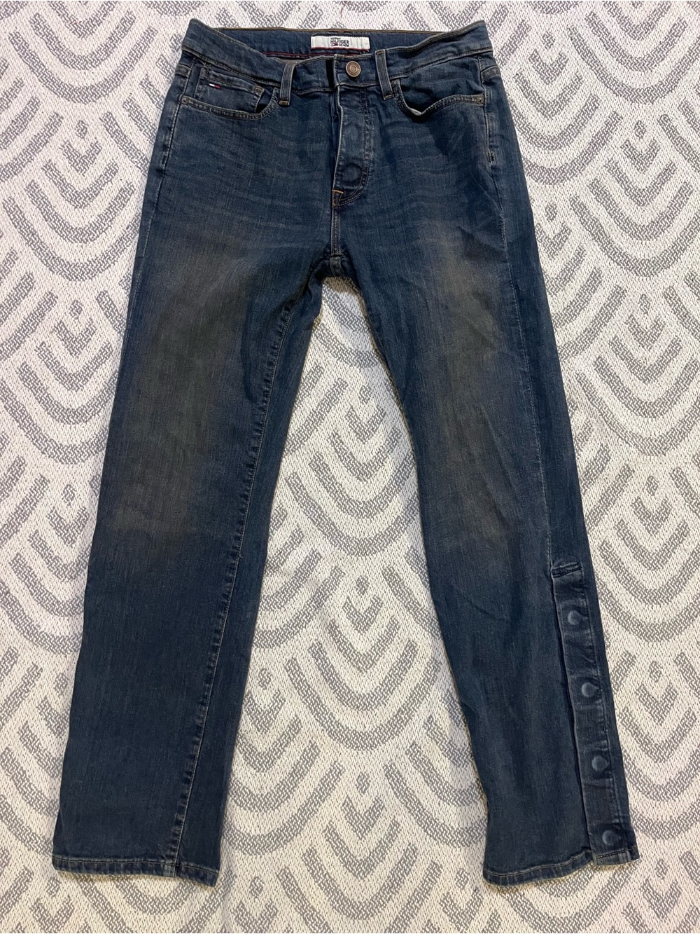 TOMMY HILFIGER Men’s Adaptive Relaxed Fit Magnetic Blue Denim Jeans 30 Dark Wash